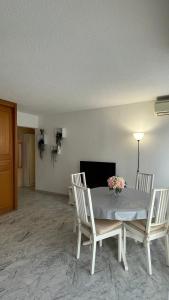 JUAN LES PINS, T2 Cosy et confortable, avec PARKING en sous-sol, proche plages et commerces