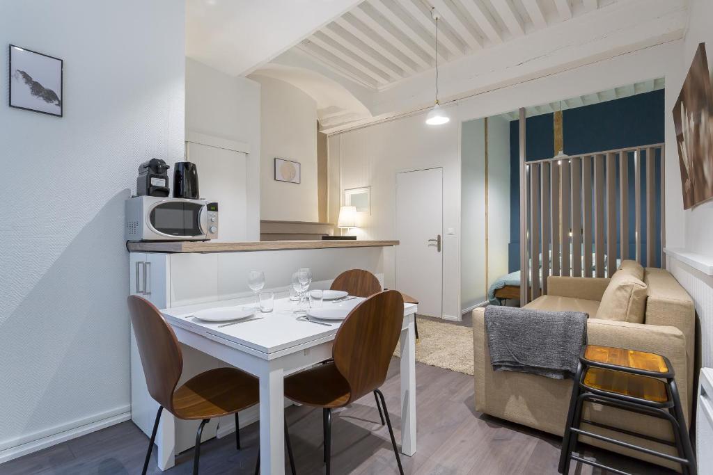 Jusquà 6 personnes au coeur du Vieux Lyon 60 Rue Saint-Georges, 69005 Lyon