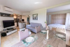 Appartement KIKILOUE Cannes 2-bedroom apartment with terrace and swimming pool 88 avenue Isola Bella 06400 Cannes Provence-Alpes-Côte d\'Azur