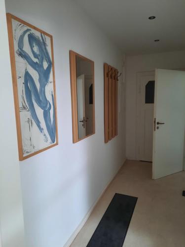 Kunstoase am blauen Haus