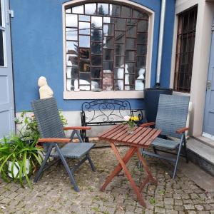 Kunstoase am blauen Haus