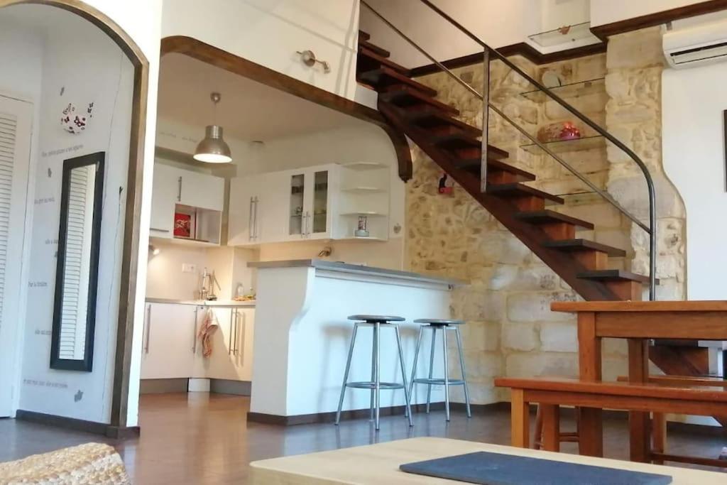 Appartement L'Atypik: superbe duplex climatisé au coeur d'Avignon intra-muros 2ème étage 49 Rue des Fourbisseurs 84000 Avignon