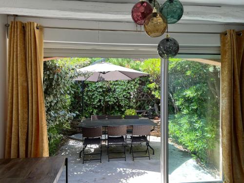 L’atypique : 2 chambres // Piscine // parking