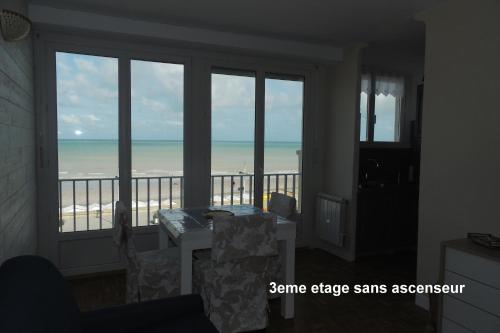 L' entre mer et falaise