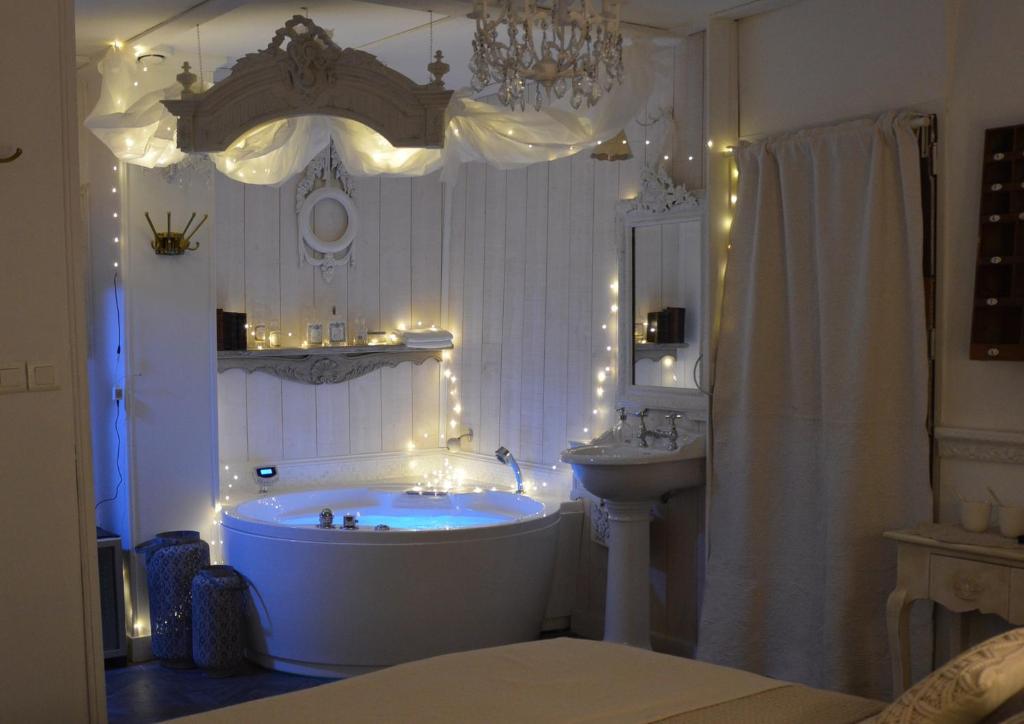 L Escapade Aixoise Sauna Balneo Jacuzzi Petit Dejeuner Boissons Netflix Centre Historique 15 Rue du Puits Neuf, 13100 Aix-en-Provence