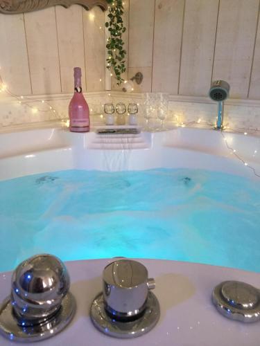 L Escapade Aixoise Sauna Balneo Jacuzzi Petit Dejeuner Boissons Netflix Centre Historique
