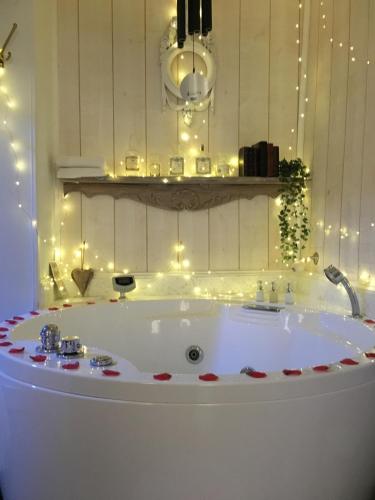 L Escapade Aixoise Sauna Balneo Jacuzzi Petit Dejeuner Boissons Netflix Centre Historique