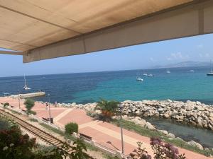 L’Ile Rousse les pieds dans l’eau