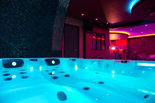 L'Insolite Spa Privatif ''Suite Luxueuse-Jacuzzi\