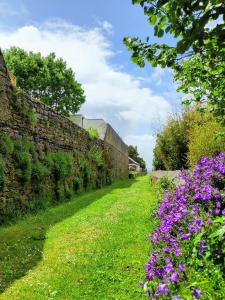 L'Océan à 100m via une venelle privée, la Ville Close à 500m, l'Archipel des Glénan à l'horizon