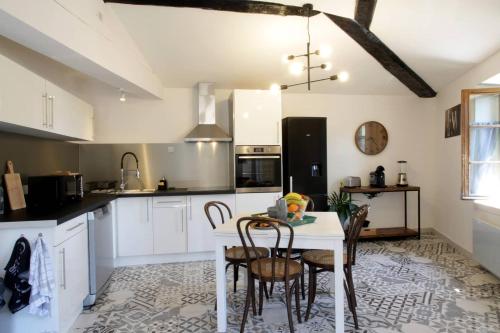 L'Or Vert, CASTLE VIEW, PRIVATE parking, Air conditioner, Netflix, 160m from medieval town