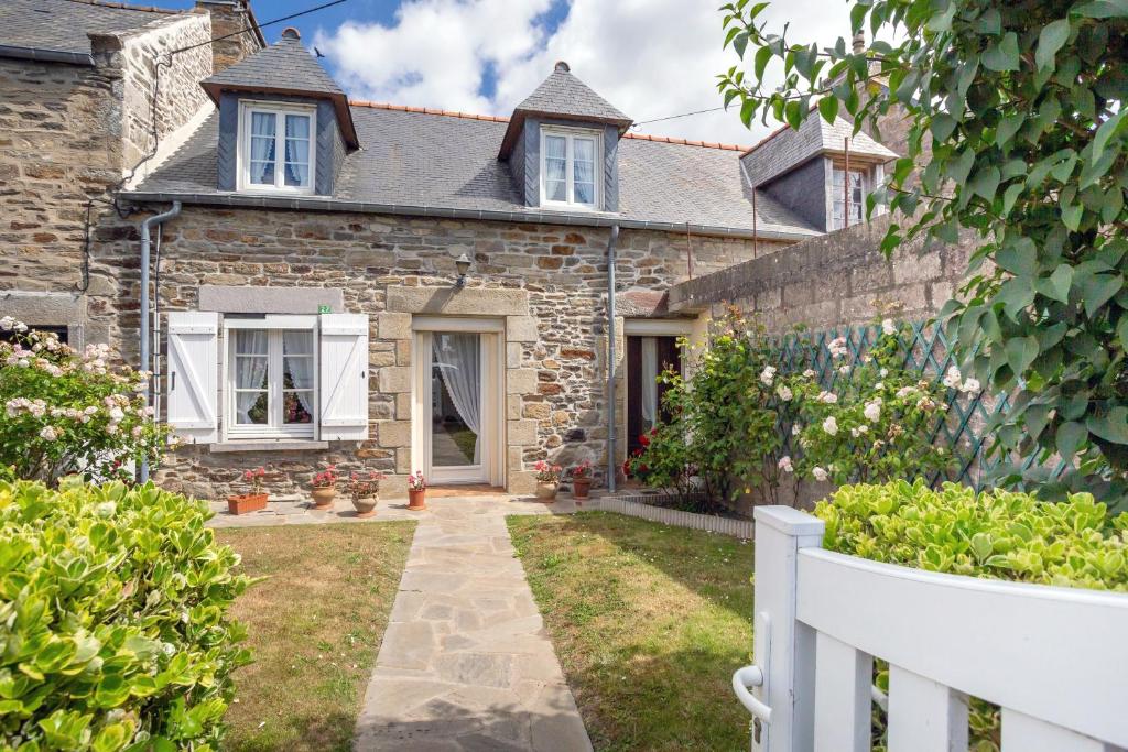 La Belle Epoque - maison en pierre avec jardin 27 place Gouyon, 22550 Matignon