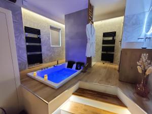 Appartement LA BULLE ROMANTIQUE, Suite avec jacuzzi privatif 243 Rue Gambetta 60700 Sacy-le-Grand -1