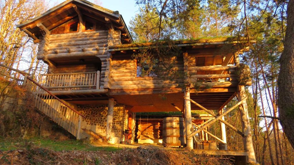 Appartement La cabane de Hans Bois de saint Mur Espagnac les bessades 1 19150 Saint-Martial-de-Gimel