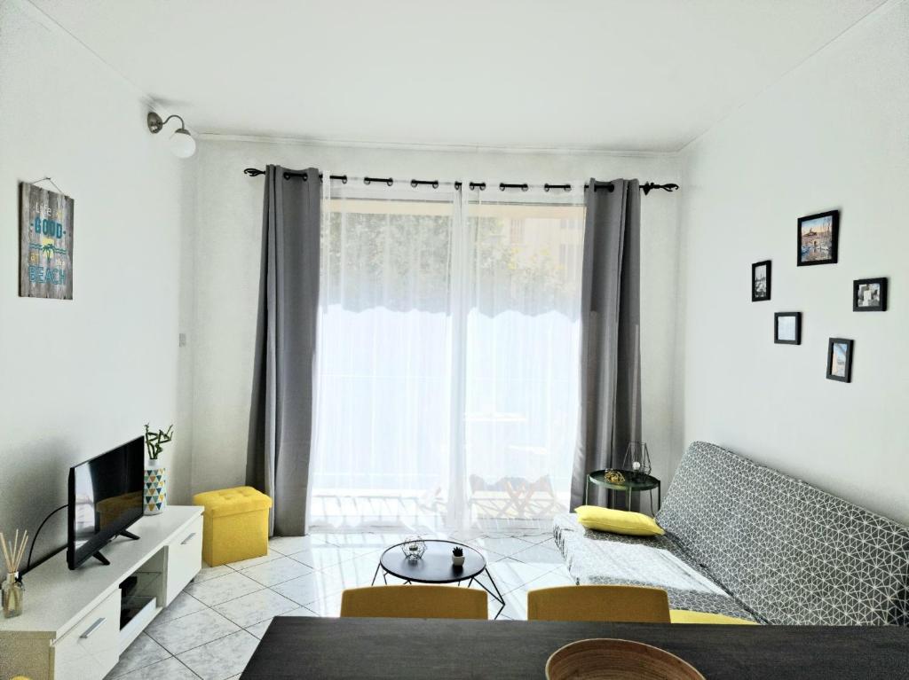 Appartement La Caisserie Vieux-port / une chambre et balcon 1 er étage 21 Rue Caisserie 13002 Marseille