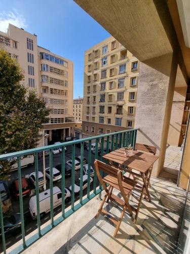 La Caisserie Vieux-port / une chambre et balcon