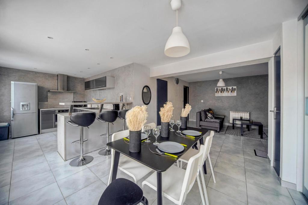 La Chalaronne - appartement au coeur de la cité médiévale 27 Avenue Clément Desormes, 01400 Châtillon-sur-Chalaronne