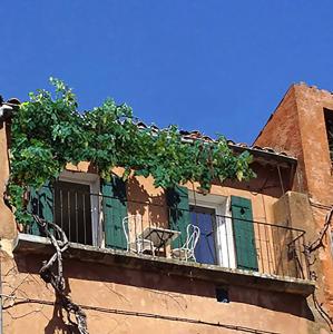 La Dame Au Balcon