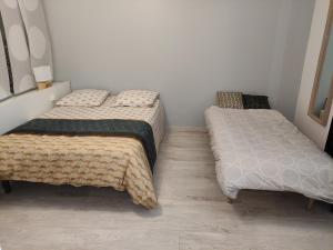LA FONTAINE NEUVE-AVALLON-5 PERSONNES-1 CHAMBRE-3 LITS-parking-wifi