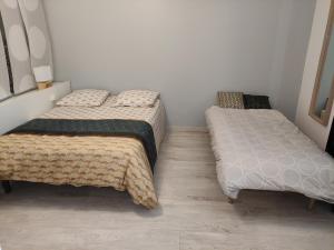 Appartement LA FONTAINE NEUVE-AVALLON-5 PERSONNES-1 CHAMBRE-3 LITS-parking-wifi RDC - GAUCHE 8 Rue de la Fontaine Neuve 89200 Avallon Bourgogne