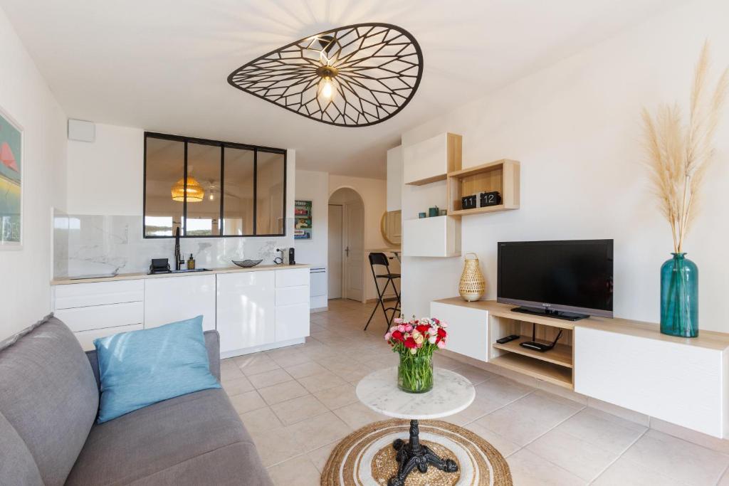 Appartement La Girelle, logement de vacances classé à Giens D51 bâtiment D rez de chaussée (descendre les escaliers) 257 Chemin de la Plaine de Bouisson 83400 Hyères