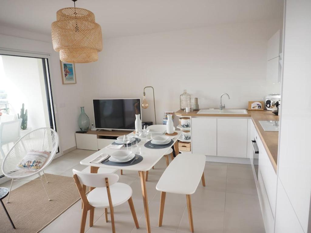 Appartement La Londe La Mer : appartement proche plages & vue superbe sur les îles d'or Domaine de Safran 1303 route du Pellegrin 83250 La Londe-les-Maures