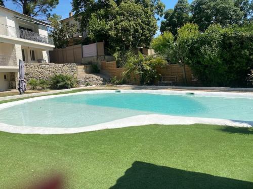 La MAISON des roses 3 - PISCINE - nouveau - WIFI - PARKING