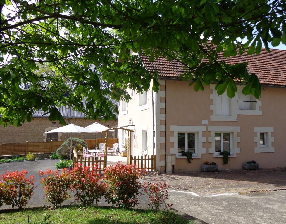 La Maison Ribotteau - The Coach House Gîte 1 Avenue du Pré Dorat, 86150 LʼIsle-Jourdain