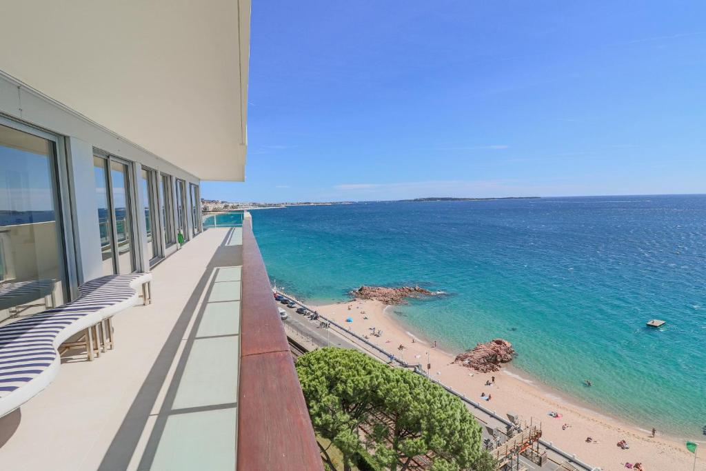 Appartement LA MER Breathtaking sea view luxurious design apartment 1 Avenue Francis Tonner 06150 Cannes