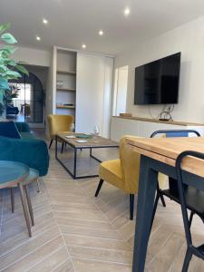 Appartement La Parenthese entre ville et mer parking prive -wifi - clim 1 étage 10 Rue Jean Philippe Rameau 83000 Toulon Provence-Alpes-Côte d\'Azur