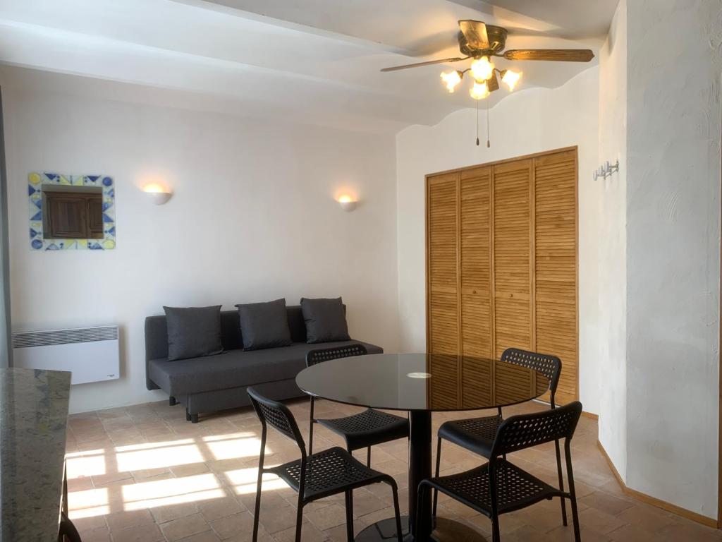 Appartement La Place, logement cosy pour 4 pers. proche A75. 7 Place de l'Église 34800 Brignac