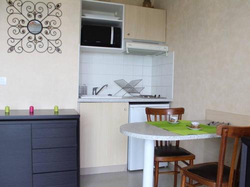 Appartement Appartement La Rochelle, 1 pièce, 2 personnes - FR-1-246-48 Appt 311 - Etage 3 - 6, Rue Georges Morvan - La Rochelle