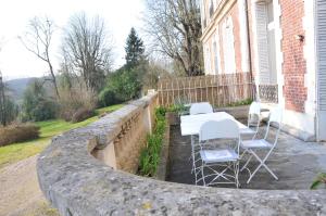 LA TERRASSE DU CHATEAU DES GENETS - GITE 2 ou 4 Personnes