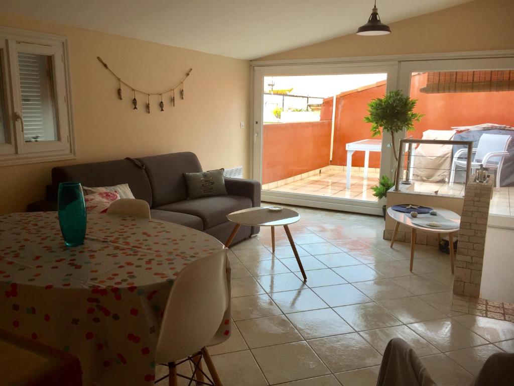 Appartement La tropezienne, Duplex 73 m2, 100 m du port, climatisation, grande terrasse SANARY SUR MER 2 Rue du Moulin 83110 Sanary-sur-Mer