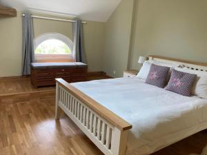 Lac De Lumiere. Relax with rural lakeside living