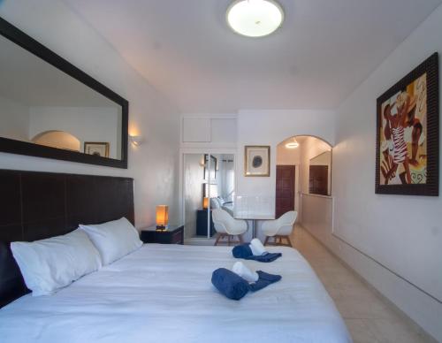 Lagos Main Avenue studio with Marina view balcony