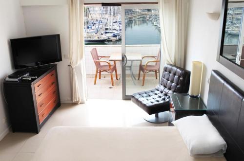 Lagos Marina view apt on main avenue near beaches
