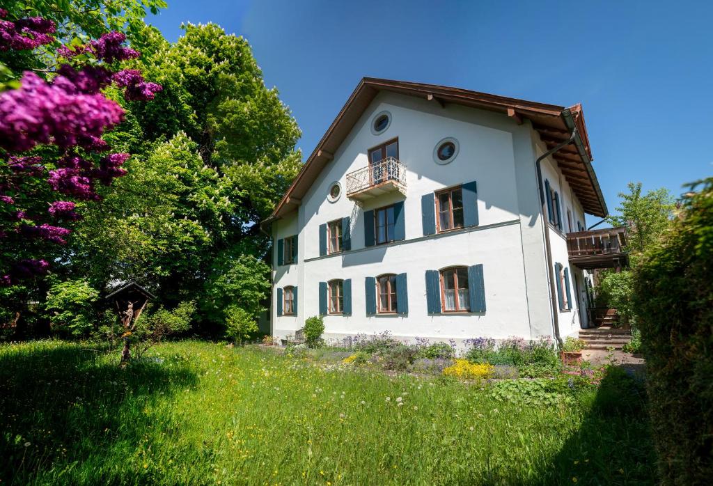 Landhauswohnung mit wildromantischem Garten 27 Augsburger Straße, 87629 Füssen