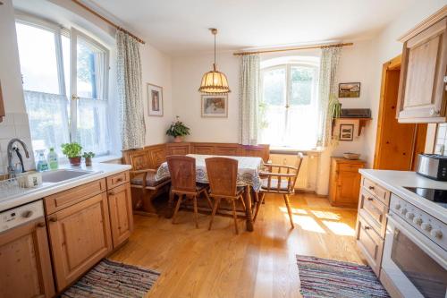 Landhauswohnung mit wildromantischem Garten