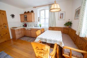 Landhauswohnung mit wildromantischem Garten