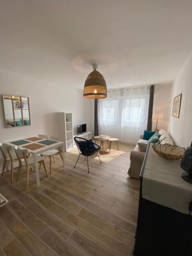 LAPEROUSE 2B coeur de ville et plage à pied pour 4 - parking privé gratuit