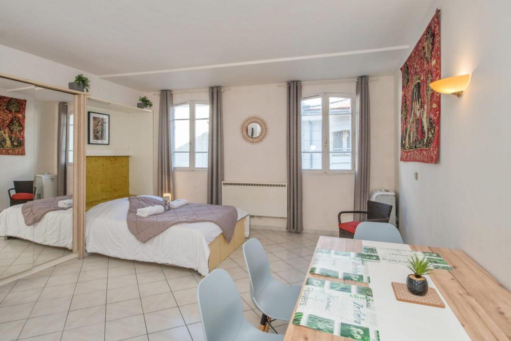 Appartement Large and bright studio with AC at the heart of Avignon - Welkeys 46 rue Carnot 84000 Avignon