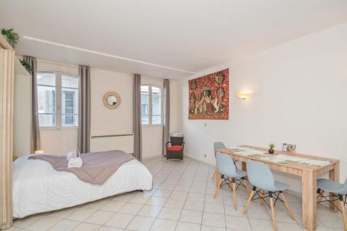 Large and bright studio with AC at the heart of Avignon - Welkeys