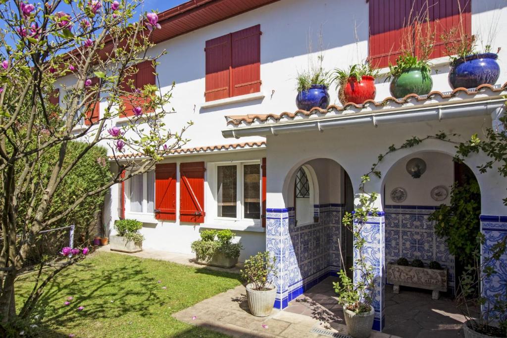 Appartement Large and elegant flat with terrace 5 min to Hendaye beach - Welkeys 1 rue des Rosiers 64700 Hendaye