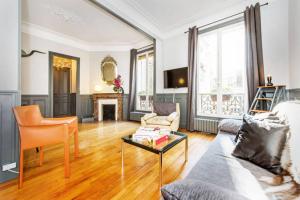 Large & Bright Apartment, Central Paris, Montmartre-Opéra, Picturesque Rue des Martyrs