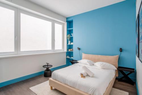 Large modern and calm flat at the doors of Panier in Marseille - Welkeys