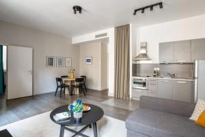 Large modern and calm flat at the doors of Panier in Marseille - Welkeys
