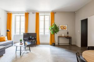 Large modern and calm flat at the doors of Panier in Marseille - Welkeys