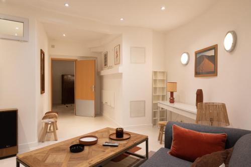 Large quiet Parisian nest near the stations