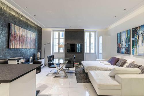 Large renovated studio - rue Hoche - Cannes center